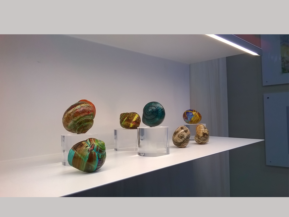 chiocciole dipinte su basi in plexiglass