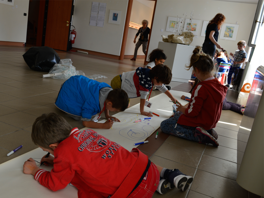 si disegnano i personaggi per poi ritagliarli