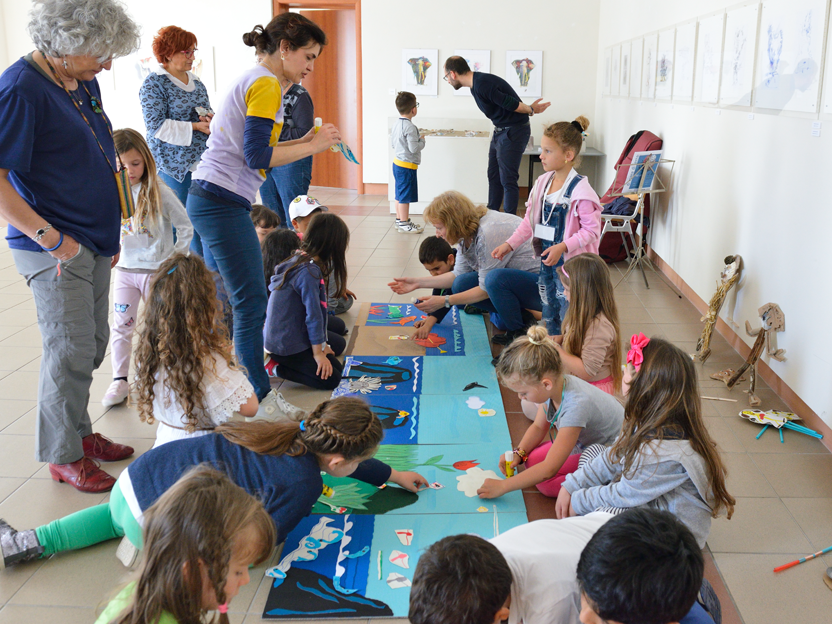 si incollano i personaggi sulle quinte teatrali